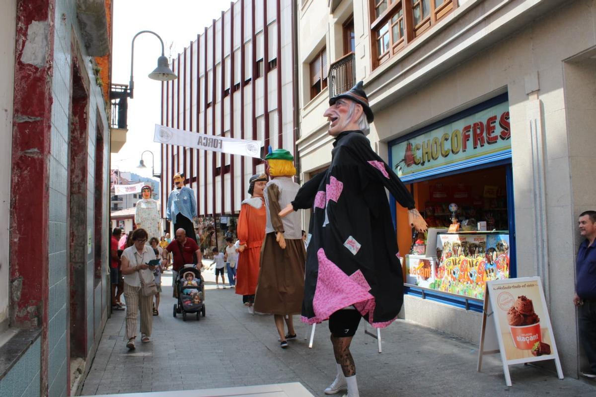 Gigantes y cabezudos animan Cangas del Narcea Gigantes y cabezudos animan Cangas del Narcea