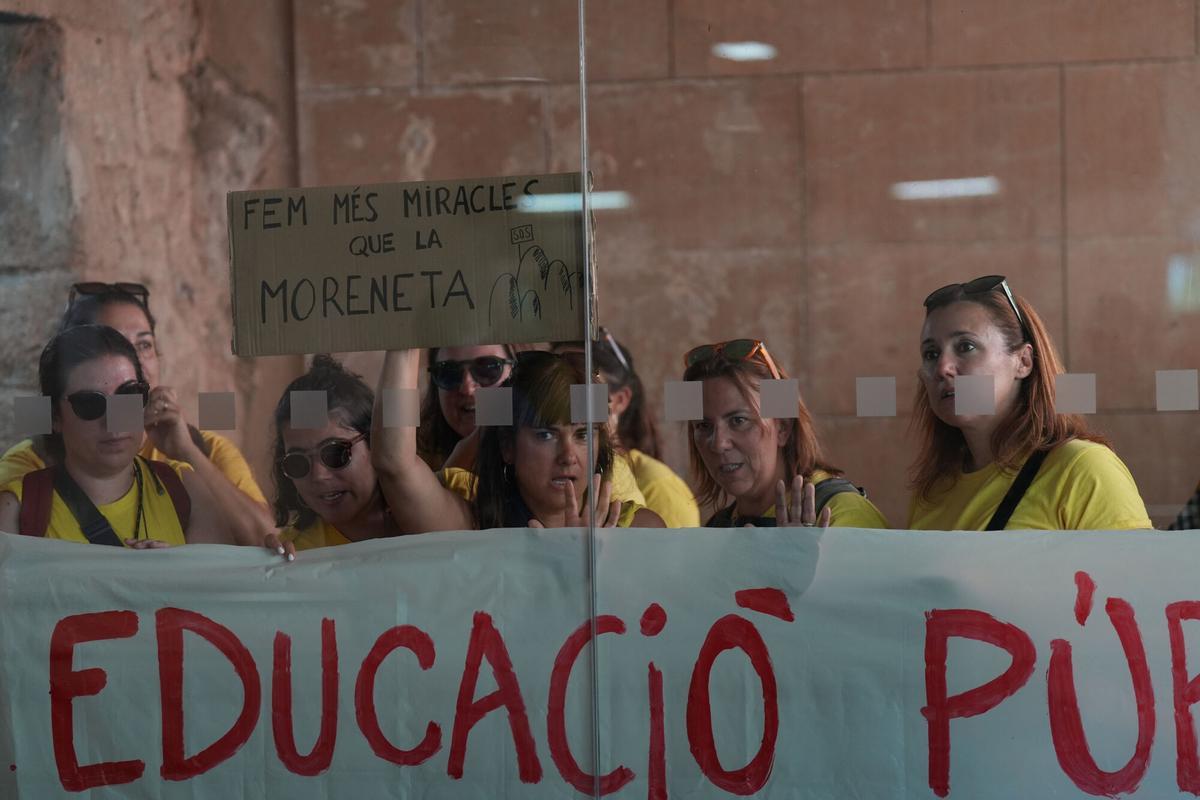 Docentes durante una concentración frente a la Abadía de Montserrat
