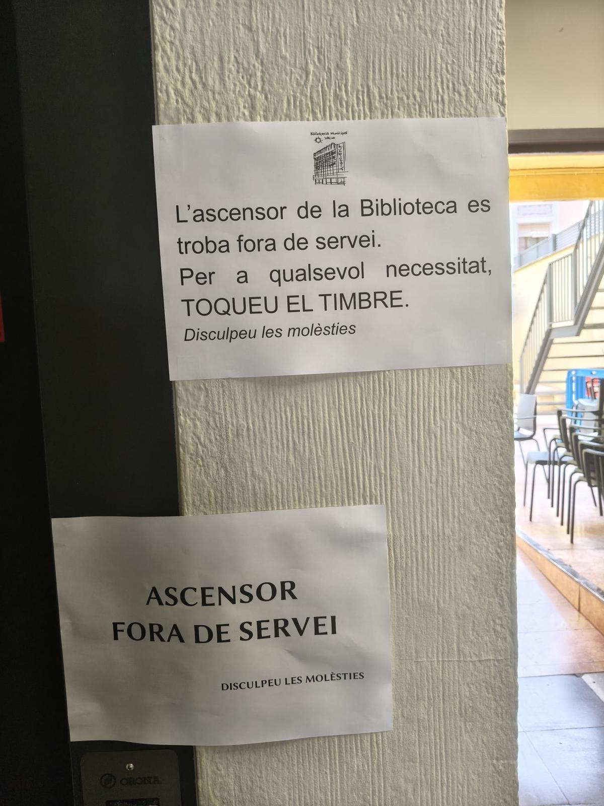 Cartel informativo sobre el estado del ascensor de la biblioteca de Xàtiva.