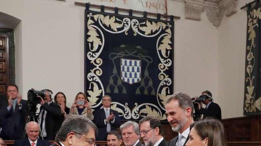 Sergio Ramírez saluda a la Reina Letizia en presencia del Rey.