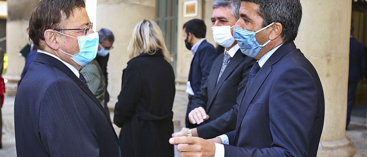 Puig y Mazón dialogando en el acto institucional del Día de la Constitución