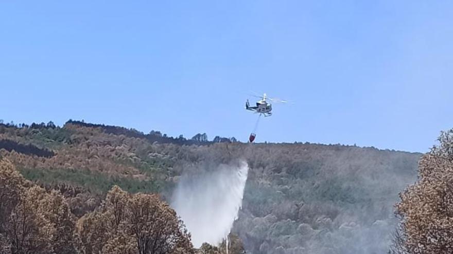 Un helicóptero refresca la zona para evitar la reactivación. | Cedida