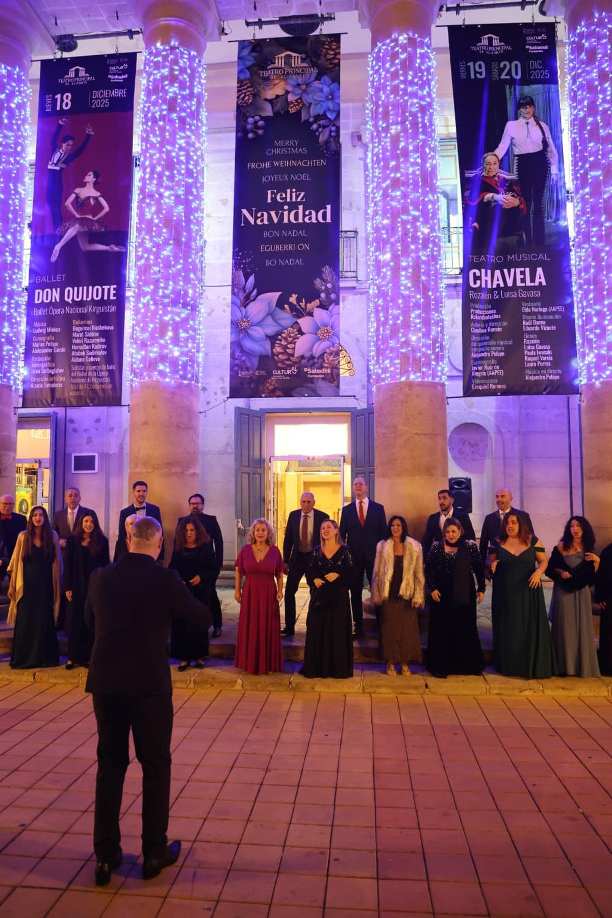Un momento de la actuación en el Teatro Principal de Alicante