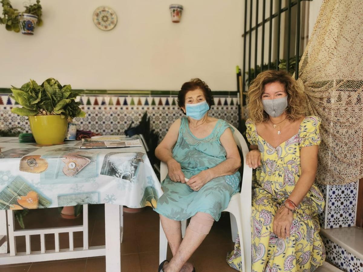 Dolores, junto a la voluntaria Cristina.