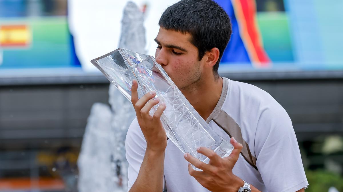 Carlos Alcaraz besa el trofeo conquistado en Miami