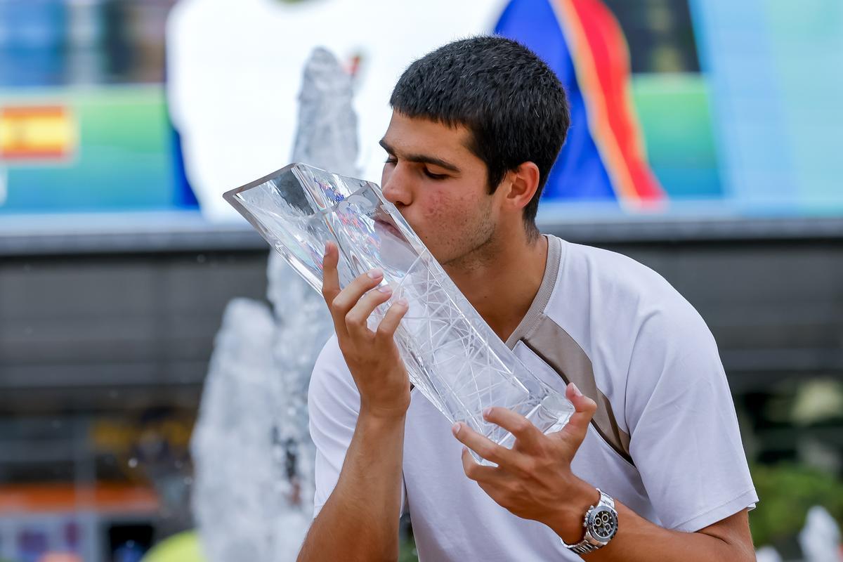 Carlos Alcaraz besa el trofeo conquistado en Miami