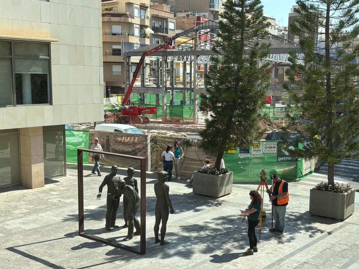 Tareas de medición de la escultura de Joan Castejón para fijar su localización exacta en la plaza que ahora se va a reformar