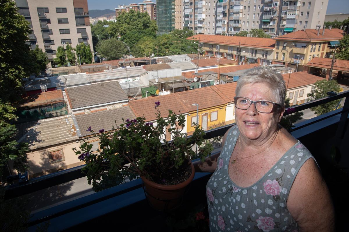 Isabel, en balcón de su nuevo piso, desde el que ve algunas de las últimas casas todavía en pie.