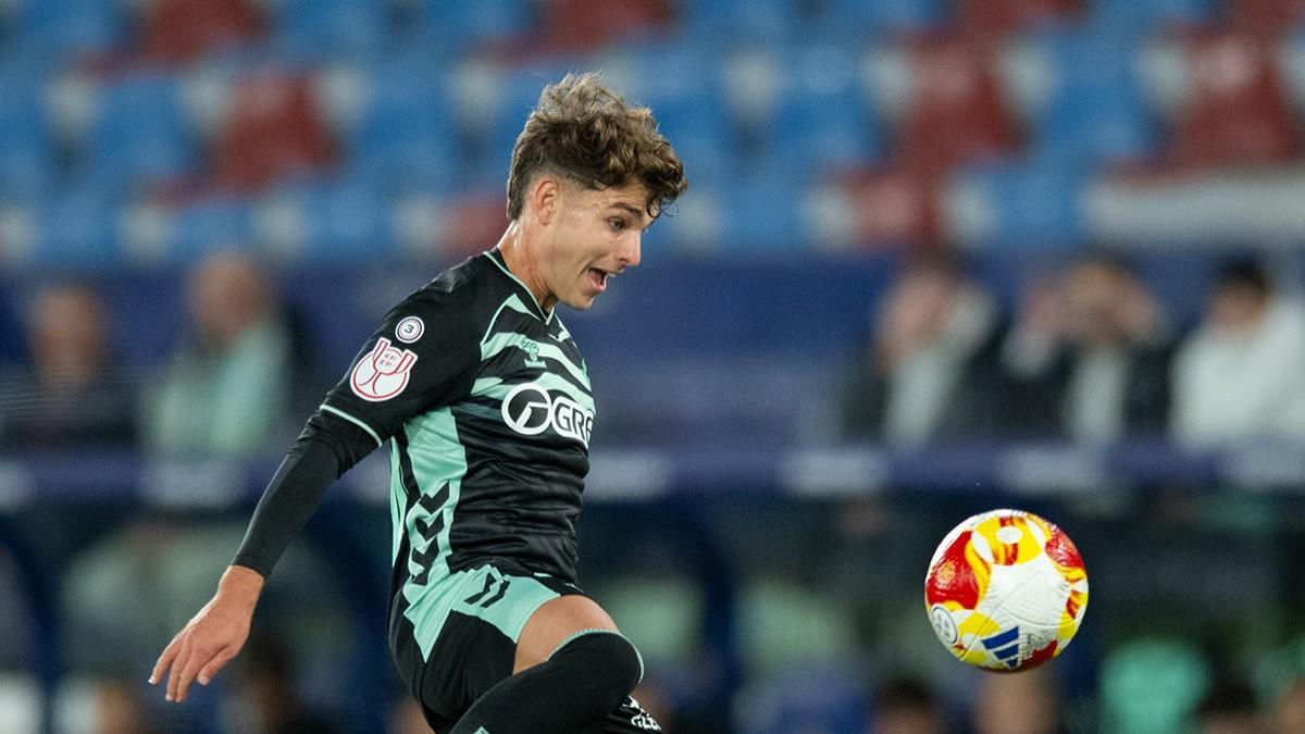 Ángel Ortiz durante el Torrent-Betis de Copa del Rey en el Ciutat de València