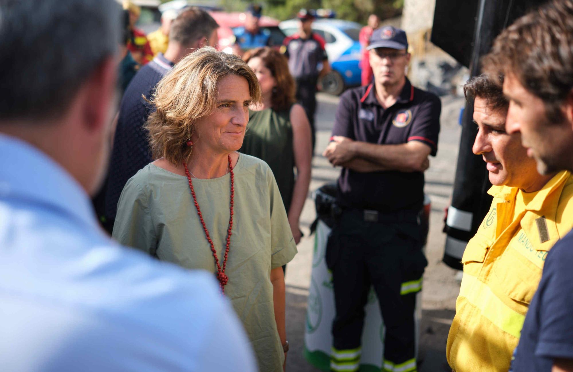 La ministra Teresa Ribera visita el puesto de mando avanzado del incendio de Tenerife, situado en Arafo