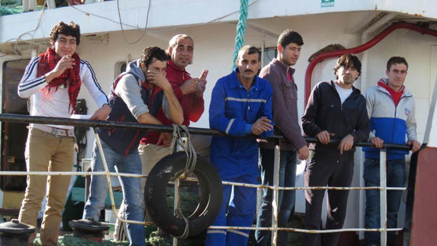 Los marineros sirios, este miércoles en Marín // S. ÁLVAREZ