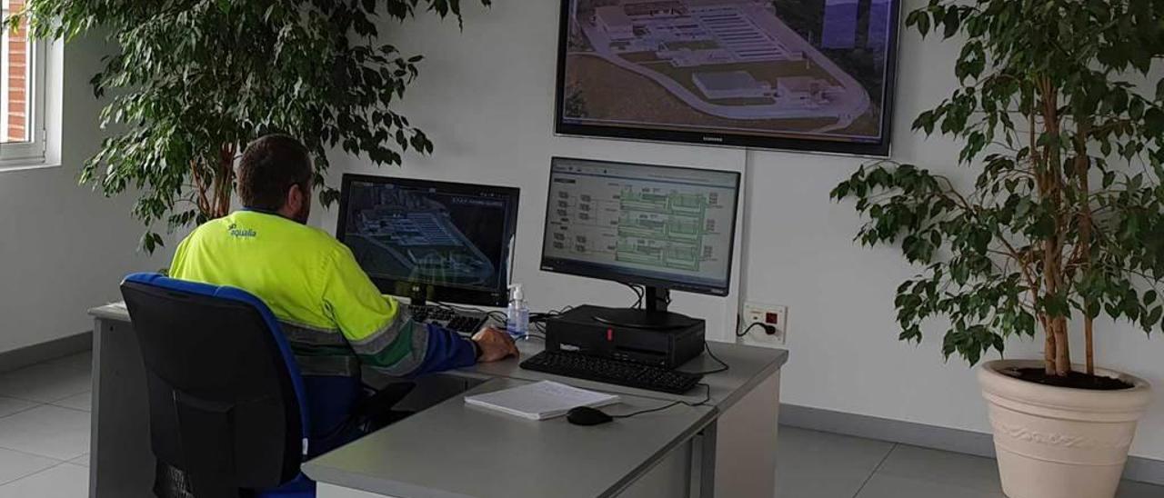 Un técnico, en el puesto de control de la estación de tratamiento de agua potable (ETAP) de Cabornio. LNE