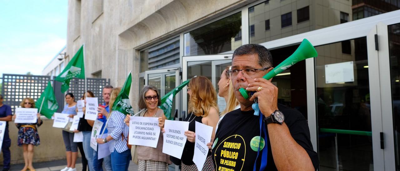 Una decena de trabajadores del Centro Base de Valoración de la Discapacidad de Gran Canaria se concentran para exigir más personal y mejoras.