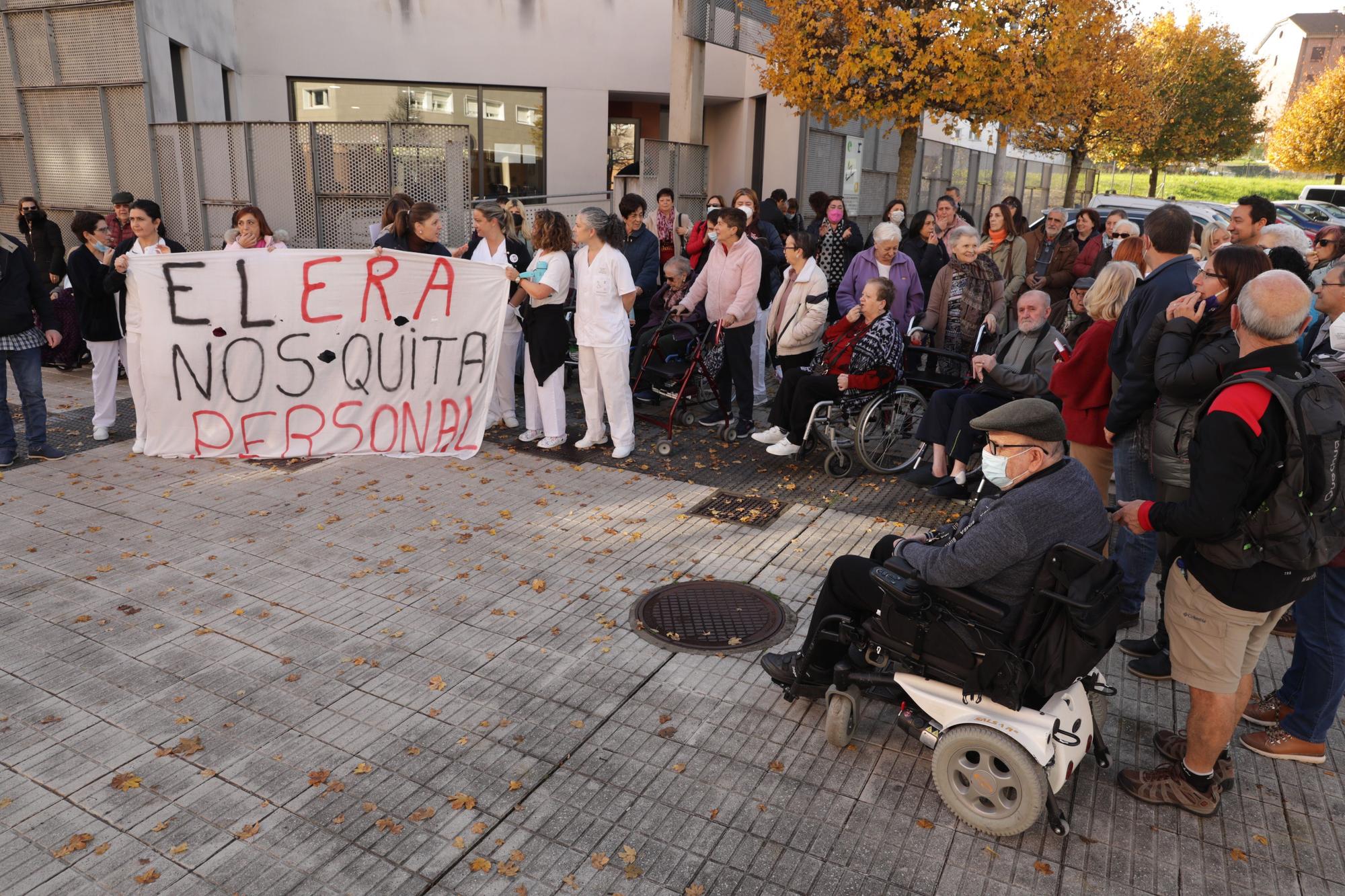 En imágenes: Protesta de los usuarios de la residencia Aurora Álvarez de Gijón por el recorte de plantilla