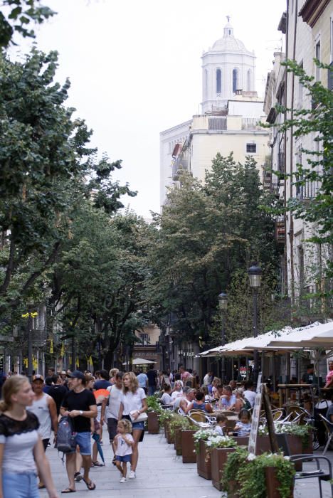 El mal temps omple la ciutat de Girona de turistes