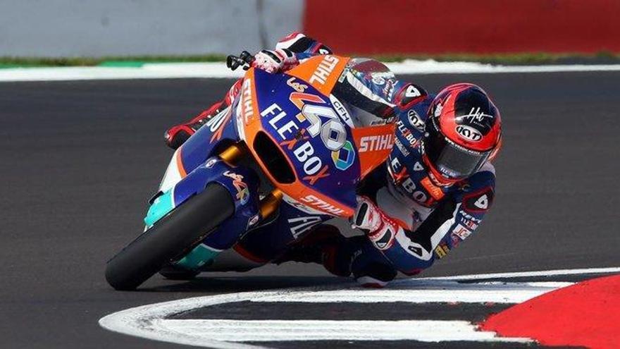 Fernández aprovecha la caída de Àlex Márquez para ganar