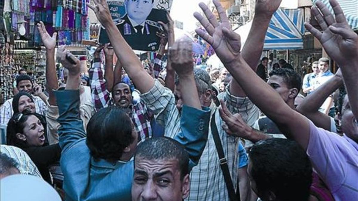 Seguidores de Mursi y de Al-Sisi se enfrentan verbalmente en El Cairo.