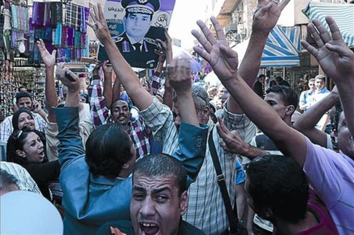 Seguidors de Mursi i d’Al -Sisi s’enfronten verbalment al Caire.