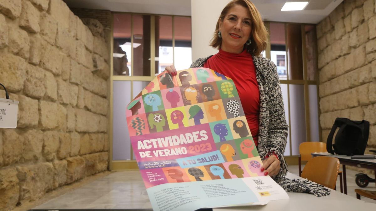 Eva Contador, delegada de Servicios Sociale, con el cartel de las escuelas de verano.