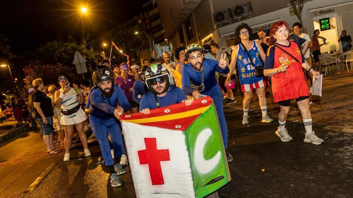 El barrio alicantino de San Blas da inicio a sus Moros y Cristianos con una Retreta llena de música y humor