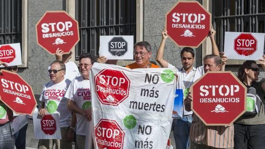 Una caja de Gandia denuncia a dos activistas de la PAH por pegar carteles de protesta en la oficina