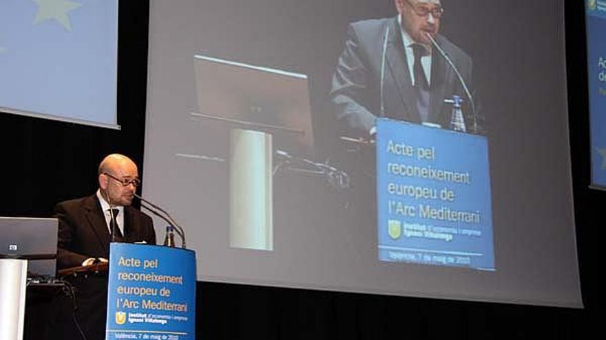 El president de l&#039;Institut Villalonga, Ferran Villalonga, presentant l&#039;acte per l&#039;Arc Mediterrani a València.