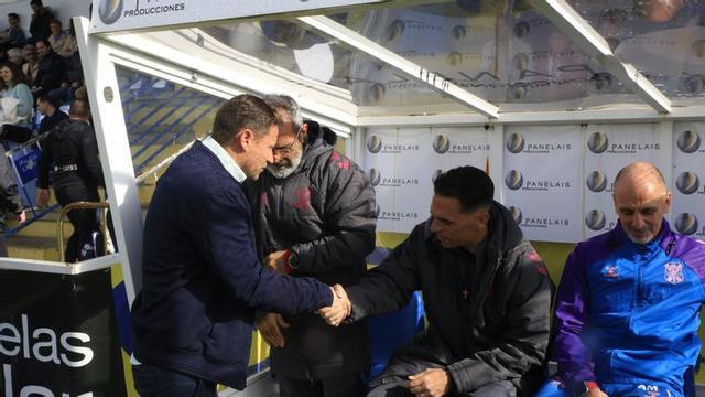 Álvaro Cervera, en el momento de saludarse Mario Simón y Roberto Perera. | AGENCIA LOF