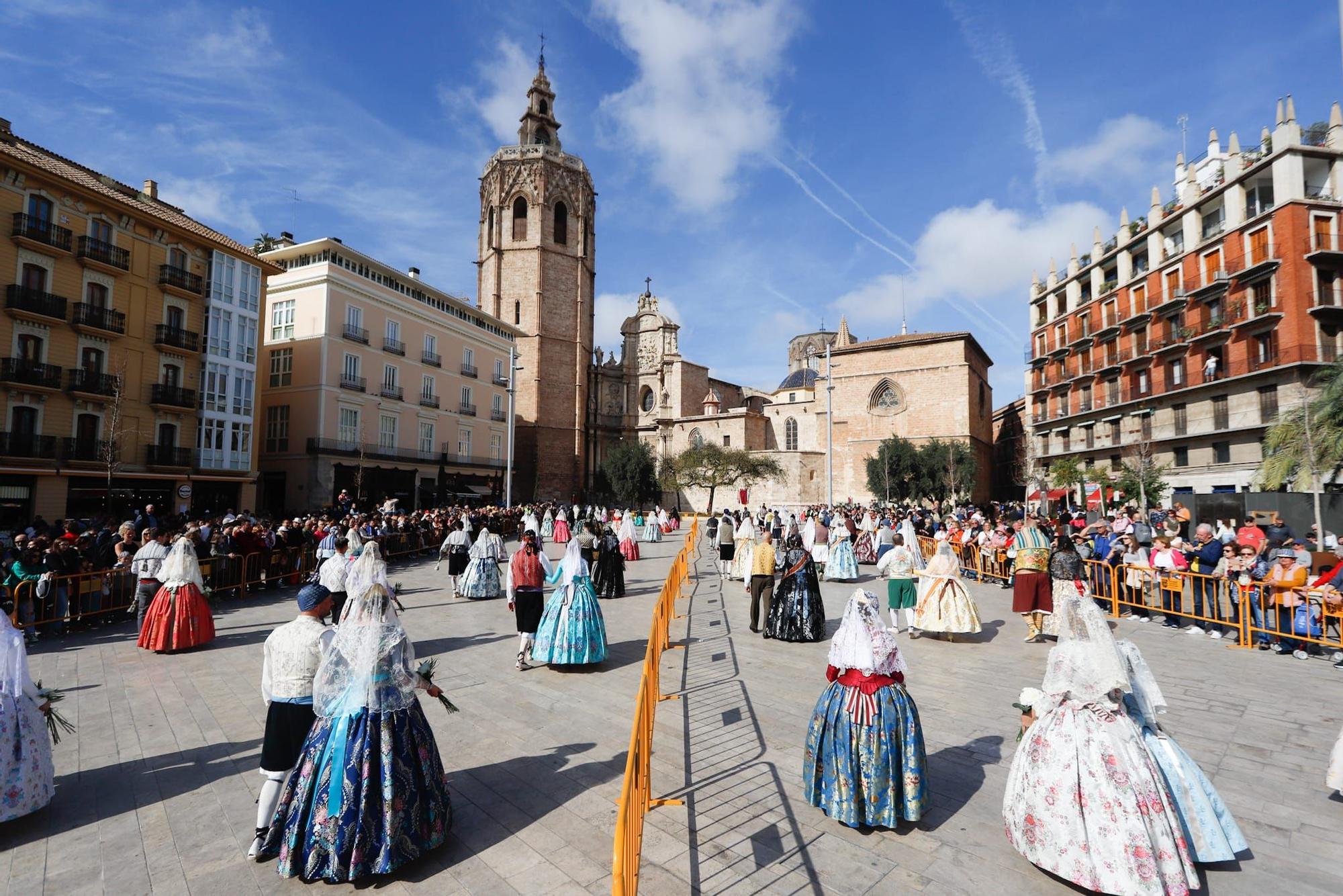 Las primeras comisiones ofrendan a la virgen