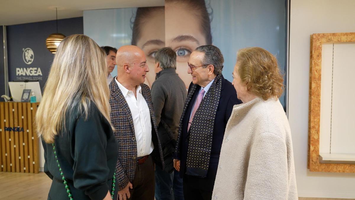 Javier Moll y Arantza Sarasola, junto al autor.