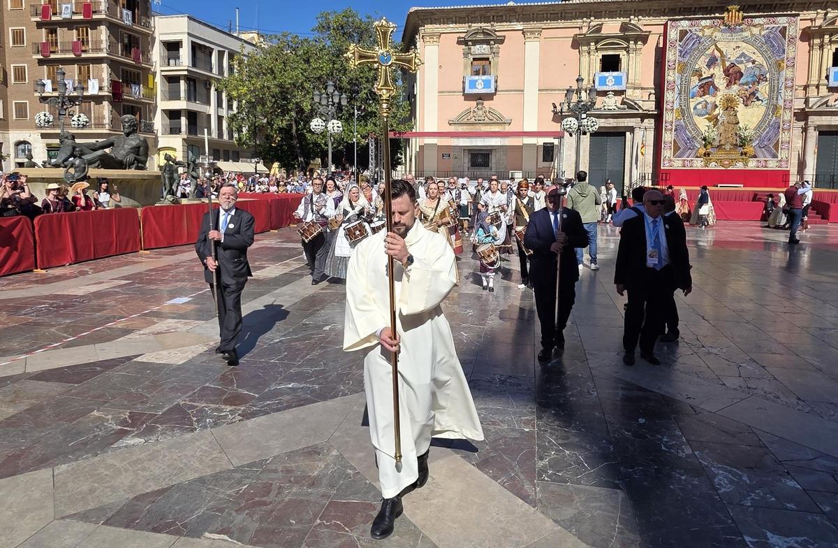 La Cruz Procesional el Día de la Virgen