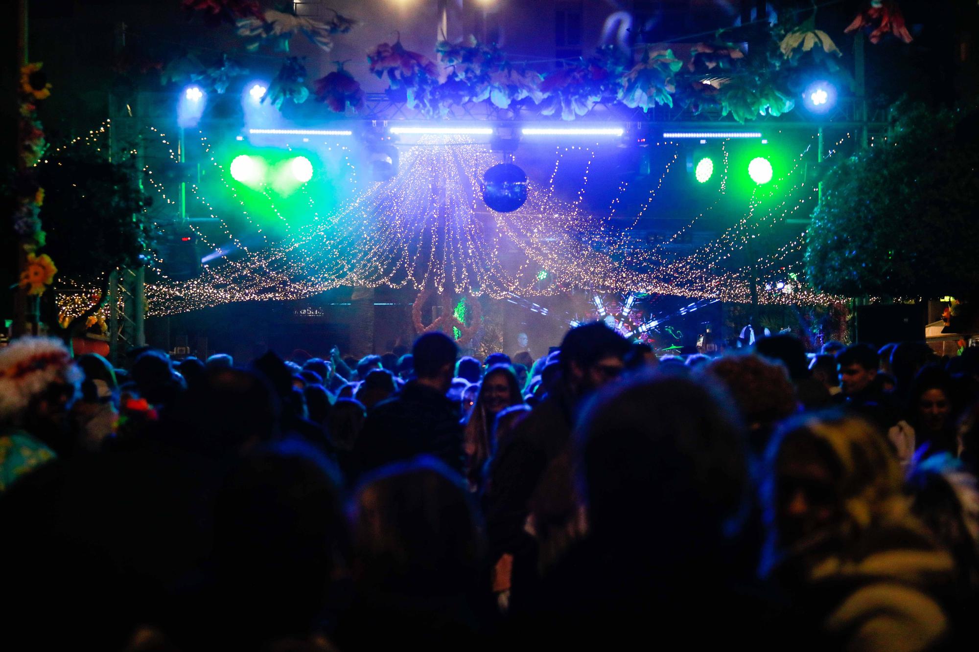 Encuéntrate en nuestra galería de fotos de la fiesta Flower Power de Sant Antoni