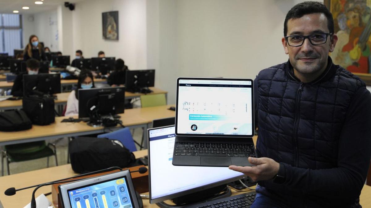 El profesor José Bugallo, ayer, junto a varios alumnos mostrando la aplicación.  | // BERNABÉ/JAVIER LALÍN