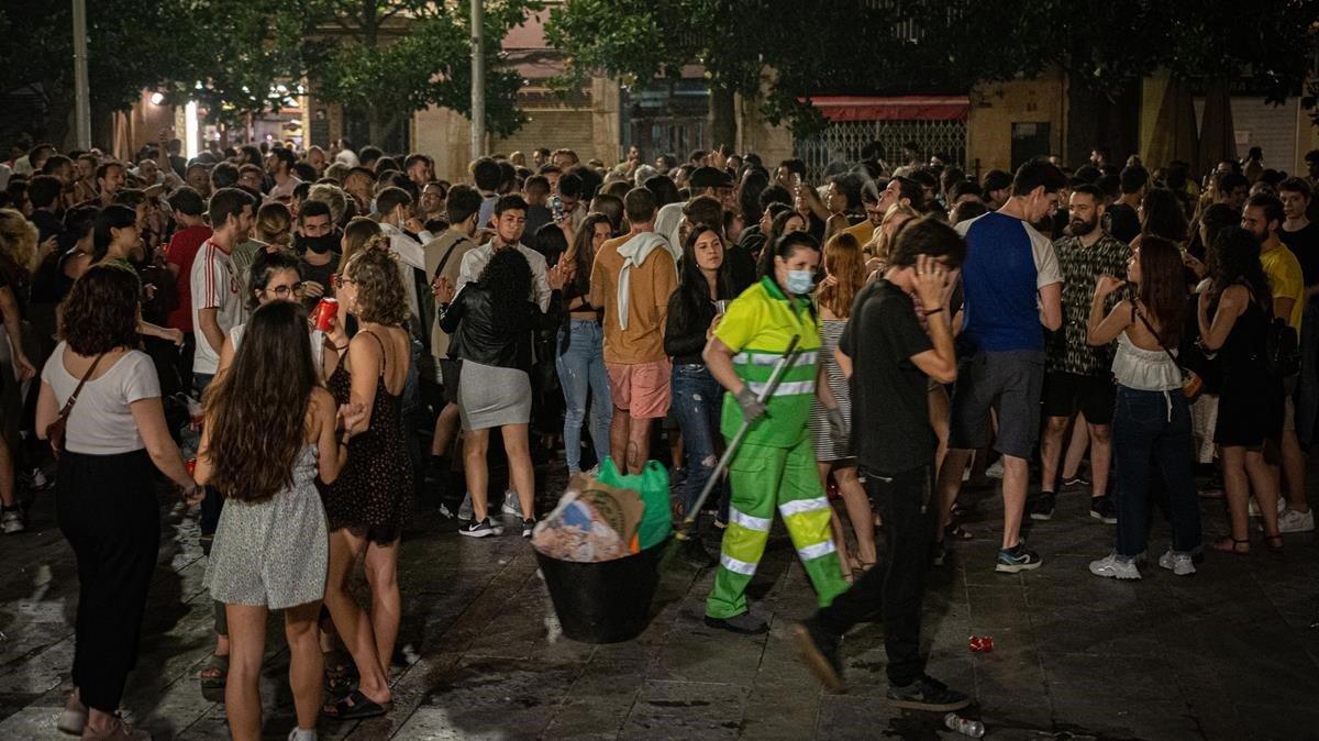 Ambiente en la Plaça del Sol, en el barrio de Gràcia, a las dos y media de la noche.