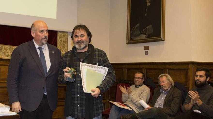 Aurelio González Ovies, con su premio y su diploma, junto a Borge. Sentados, el resto de los galardonados, Javier García Cellino, Mariano Antolín Rato y Xaime Martínez .