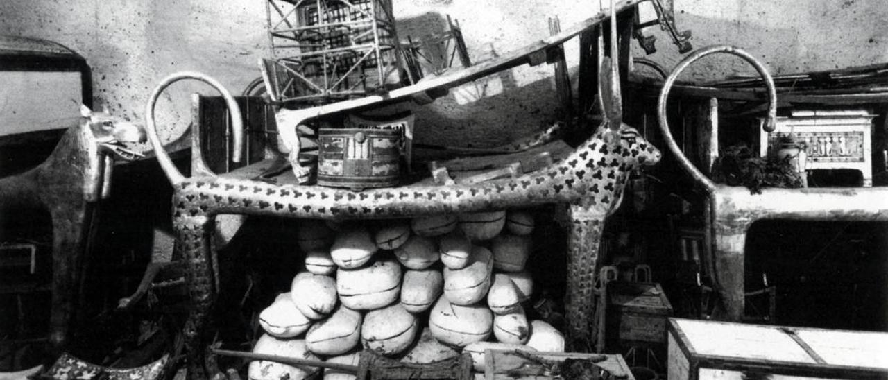 Objetos de la antecámara de la tumba de Tutankamón, en una de las fotos que tomó Harry Burton.