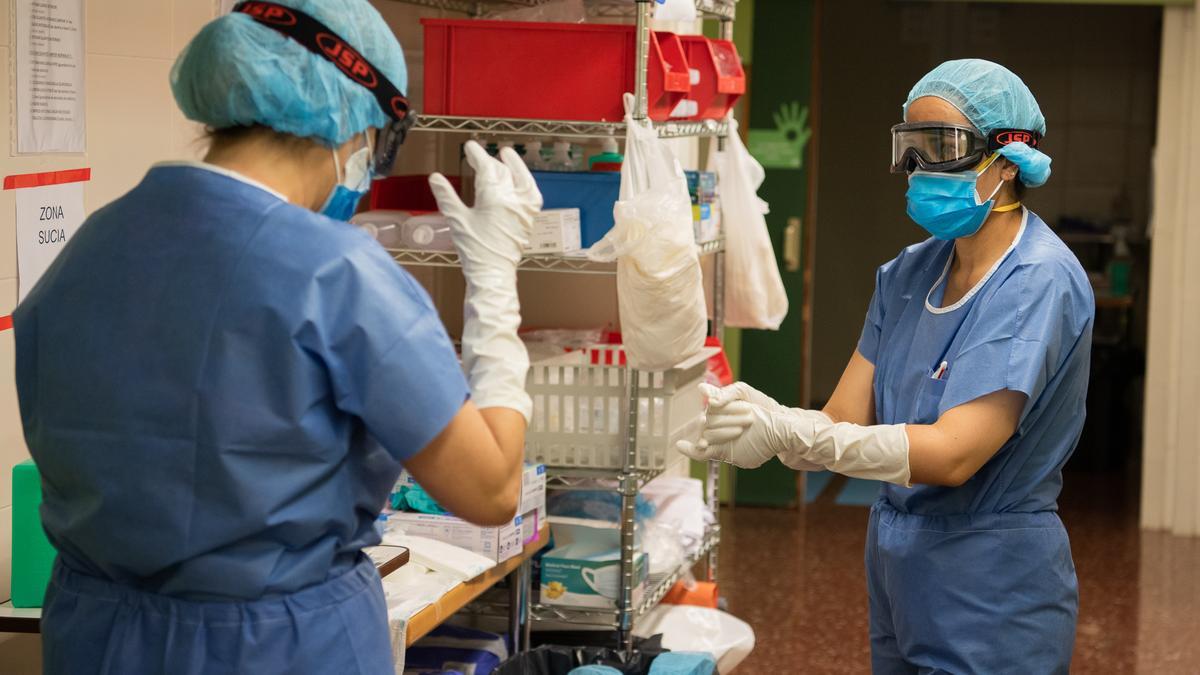 Sanitarios, en el Hospital Clínic de Barcelona.