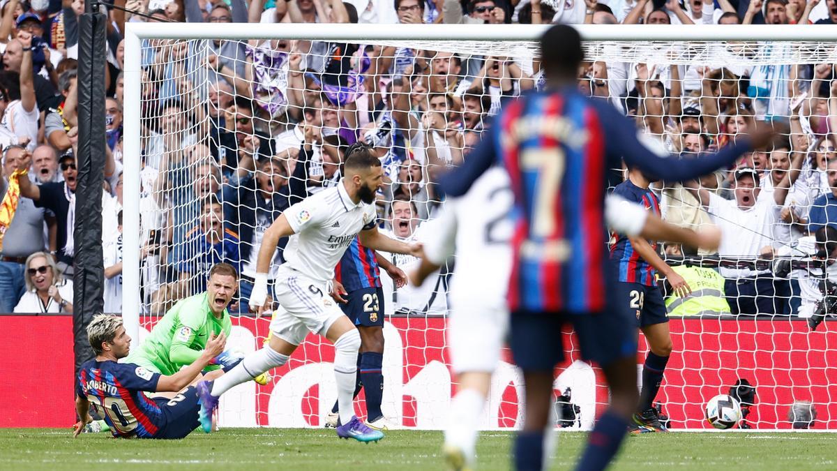 Benzema celebra el 1-0 del Madrid ante la desesperación de Ter Stegen y Dembélé.