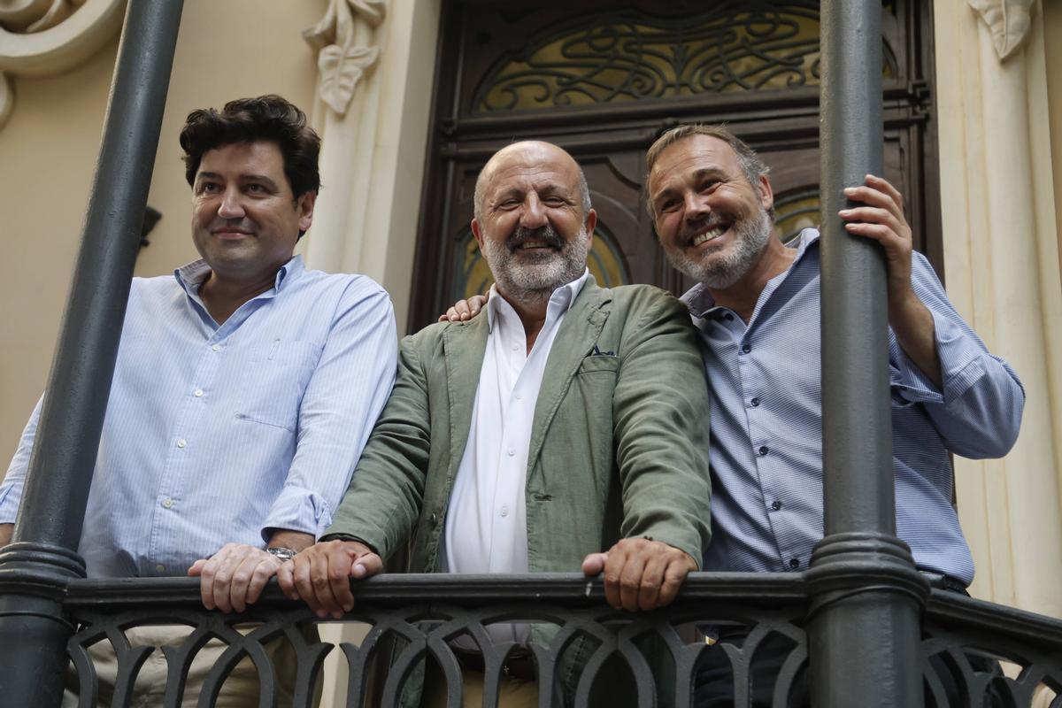 Víctor Manuel Díaz celebra su victoria con miembros de su junta directiva.