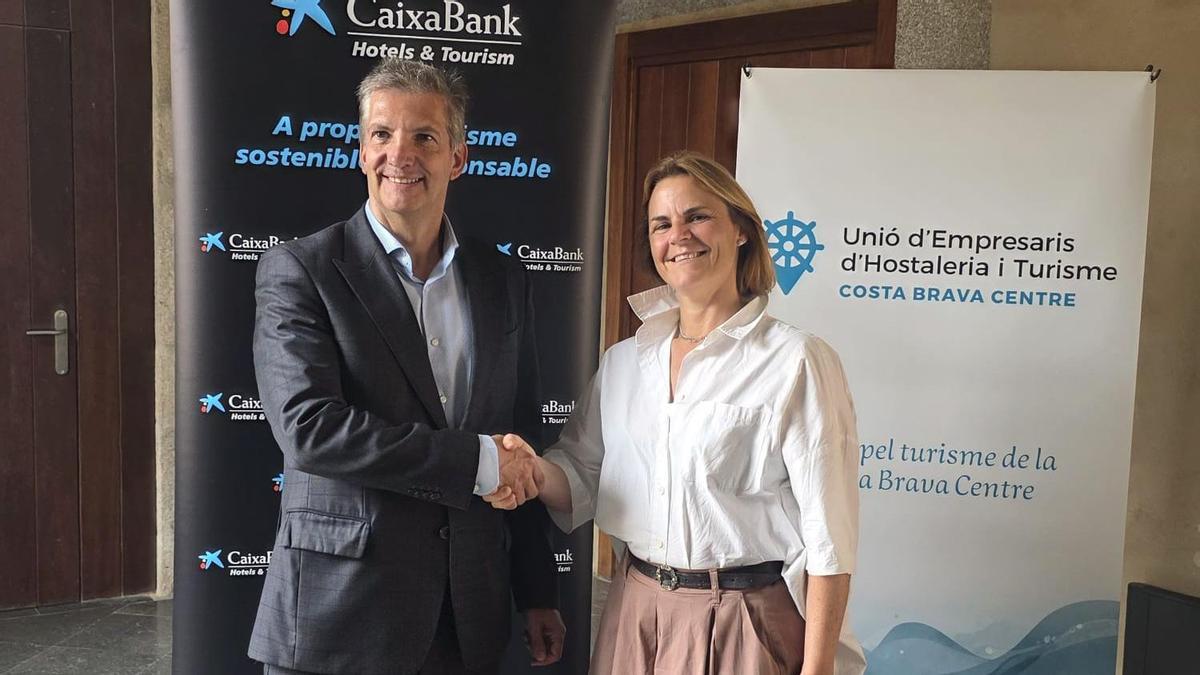 El director comercial de Banca Empreses Catalunya Nord Est de CaixaBank, Òscar Ferrer Castellví, i la presidenta de la Unió d’Empresaris d’Hostaleria i Turisme Costa Brava Centre, Bàrbara Hallé.