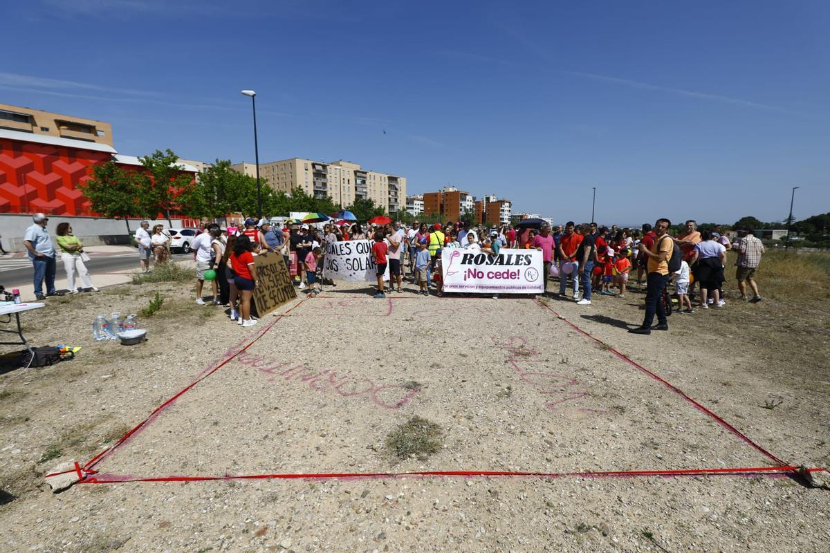 Protesta vecinal en Rosales del Canal, este domingo.