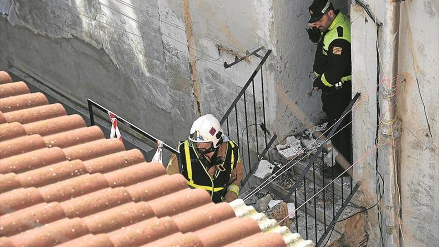 Tres familias desalojadas por el derrumbe de un falso techo