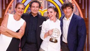 Los jueces de MasterChef Celebrity con Inés Hernand, ganadora de la última edición