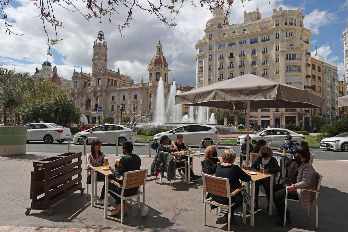 Terrazas en la Plaza del Ayuntamiento de València.