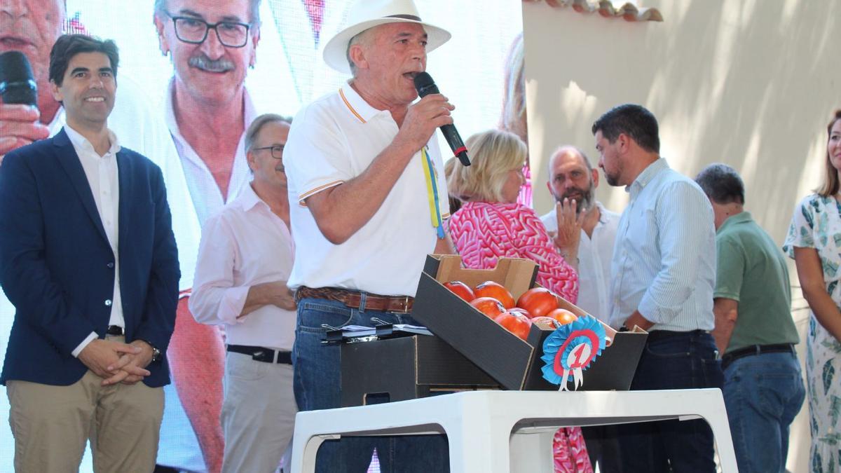 Pepe Cobos, propietario de las bodegas El Pimpi, ganador de la subasta de tomates huevo de toro.