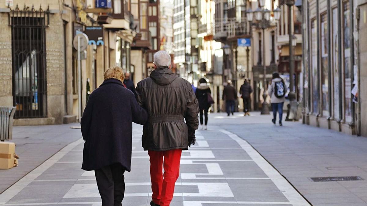 Una pareja de jubilados pasea por Santa Clara.