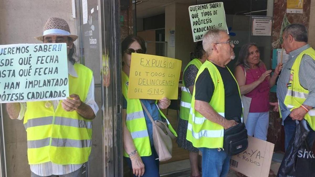 Varias decenas de personas protestaron en la puerta de la Consejería de Salud este lunes.
