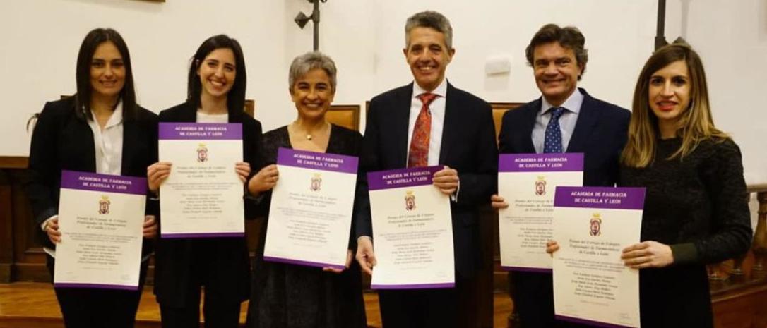 El equipo de investigadores zamoranos, con los títulos que acreditan el premio otorgado por la Academia de Farmacia de Castilla y León. | Cedida