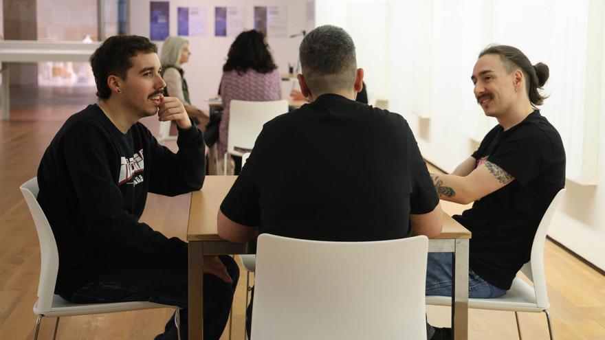 Dos participantes escuchando el relato de un interno.