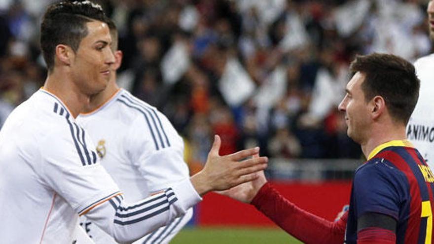 Cristiano Ronaldo y Messi se saludan en un Clásico.