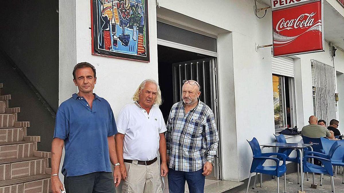 El conde Lecquio, junto al artista José María Barreiro y Manuel &quot;Peixoto&quot;, justo debajo de un cuadro del propio Barreiro. // Gonzalo Núñez
